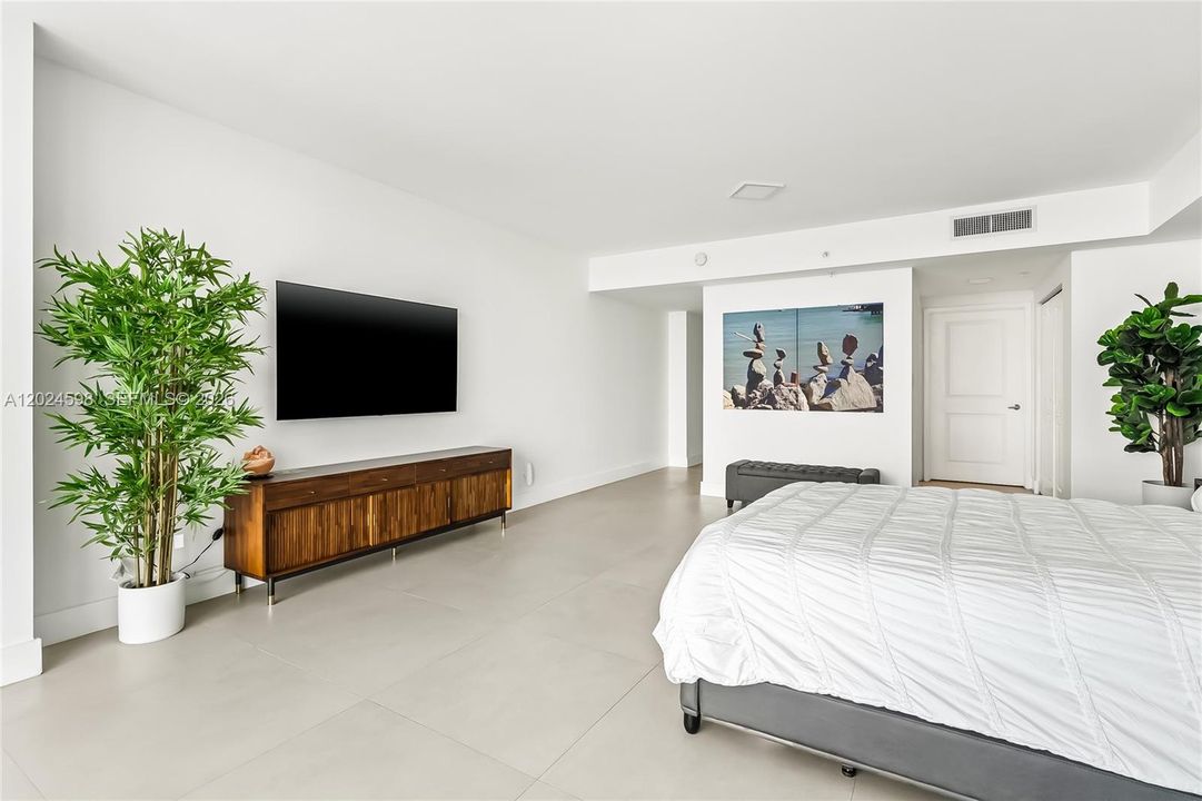 For Sale: $1,197,000 (2 beds, 3 baths, 1710 Square Feet)
