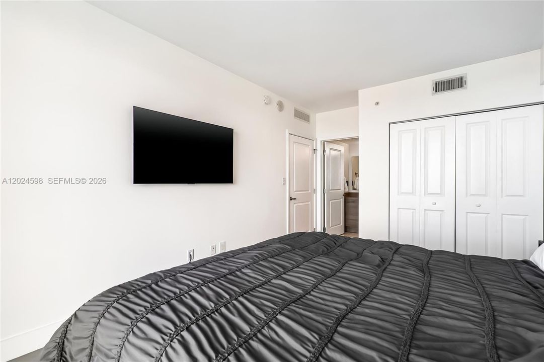 For Sale: $1,197,000 (2 beds, 3 baths, 1710 Square Feet)