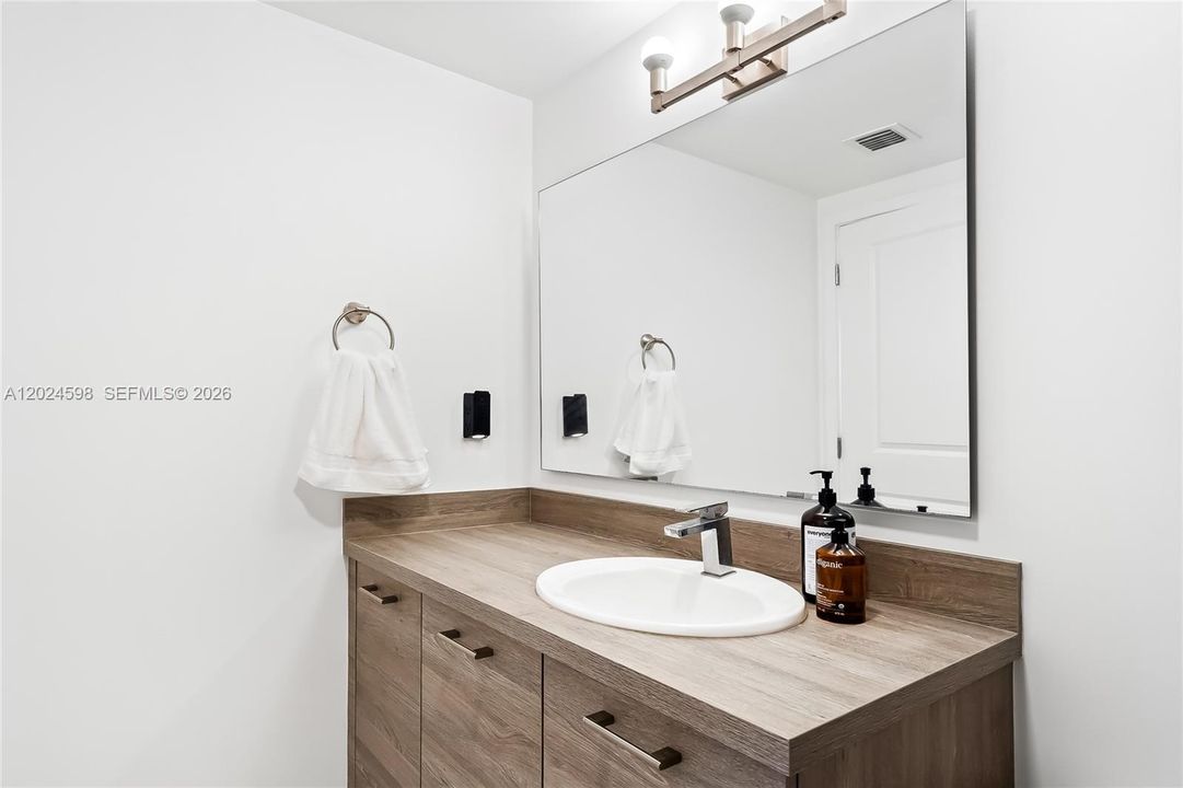 For Sale: $1,197,000 (2 beds, 3 baths, 1710 Square Feet)