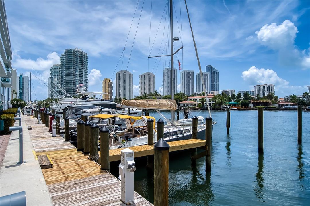 For Sale: $1,197,000 (2 beds, 3 baths, 1710 Square Feet)