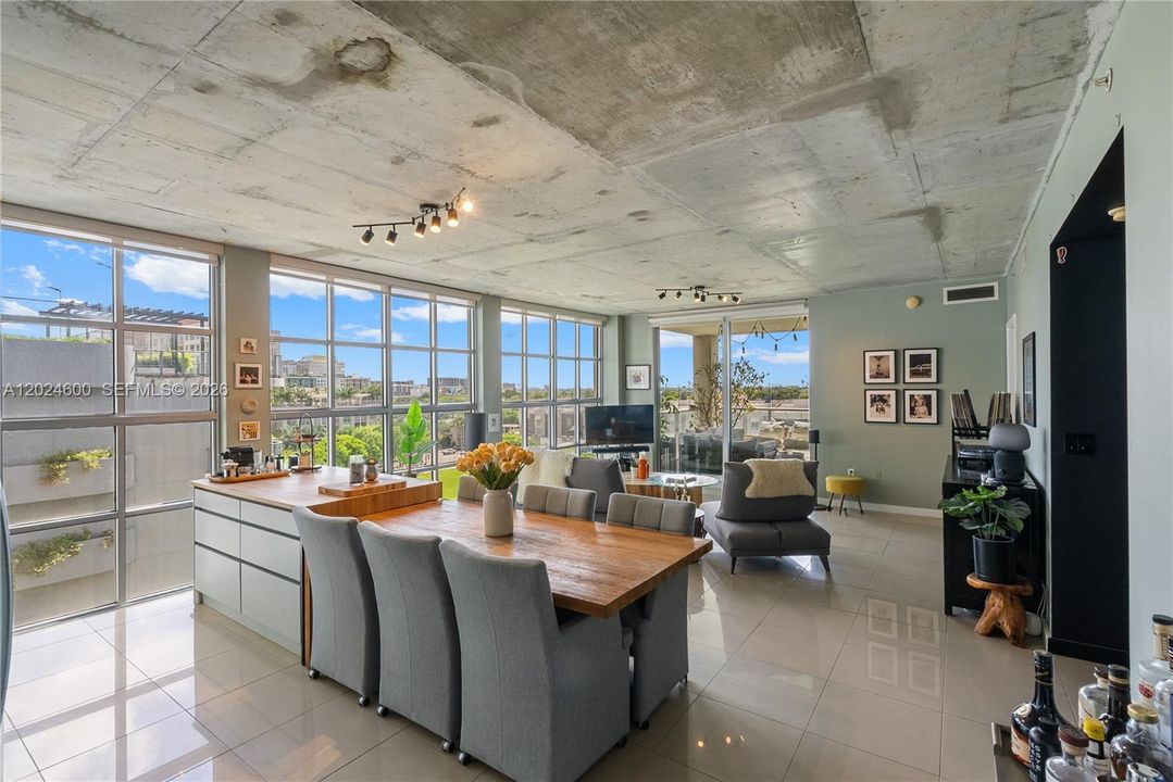 For Sale: $650,000 (2 beds, 2 baths, 1072 Square Feet)