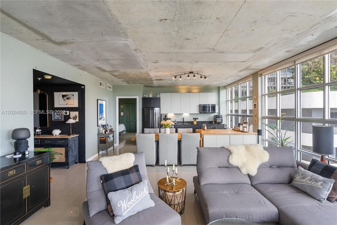 For Sale: $650,000 (2 beds, 2 baths, 1072 Square Feet)