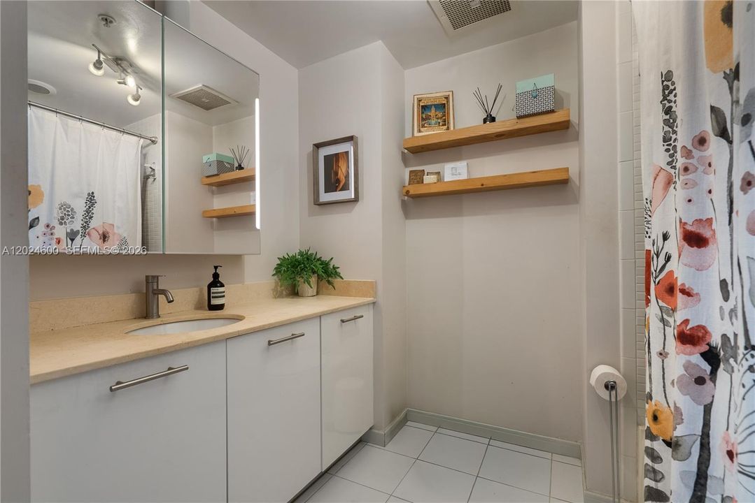 For Sale: $650,000 (2 beds, 2 baths, 1072 Square Feet)