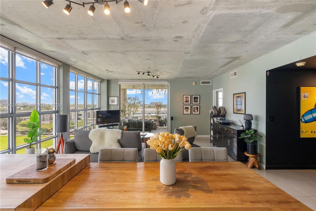 For Sale: $650,000 (2 beds, 2 baths, 1072 Square Feet)