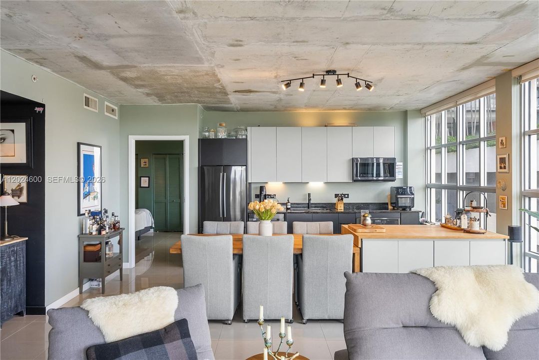 For Sale: $650,000 (2 beds, 2 baths, 1072 Square Feet)