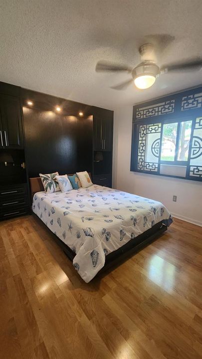 2nd Bedroom/Murphy bed