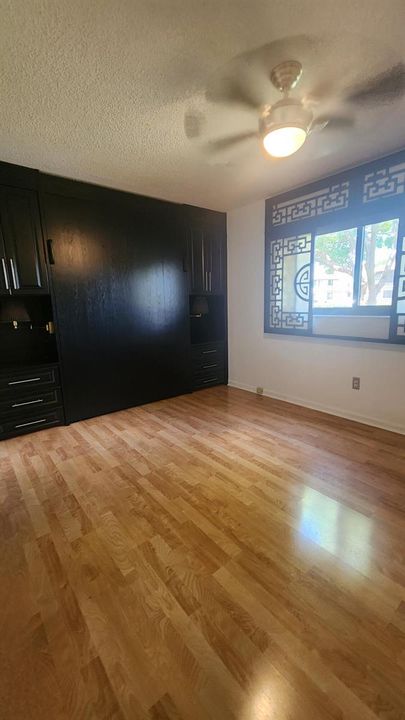 Murphy bed hidden!