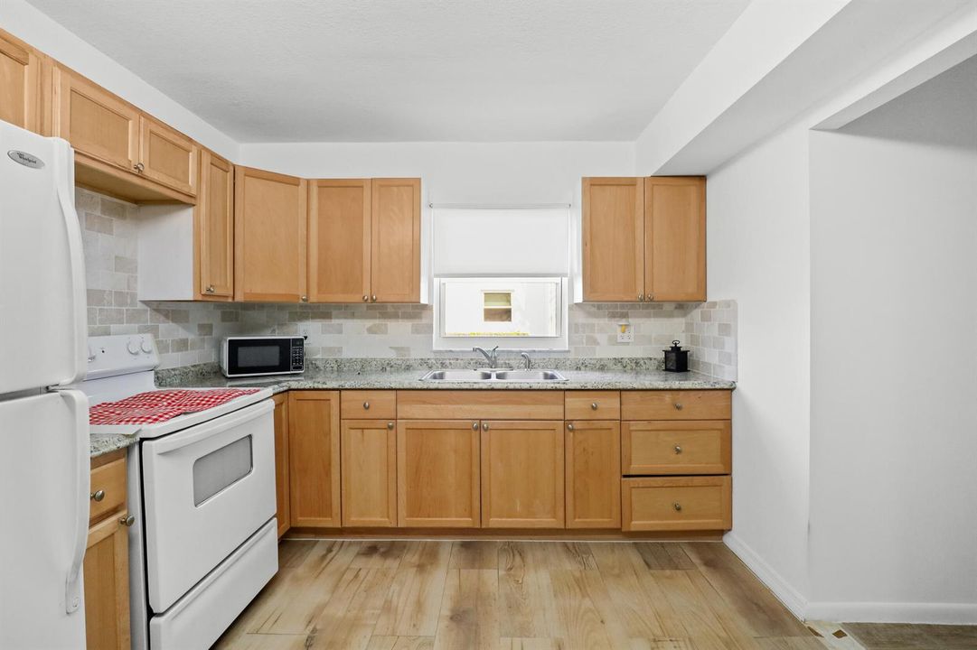 Open & spacious kitchen - Exterior view