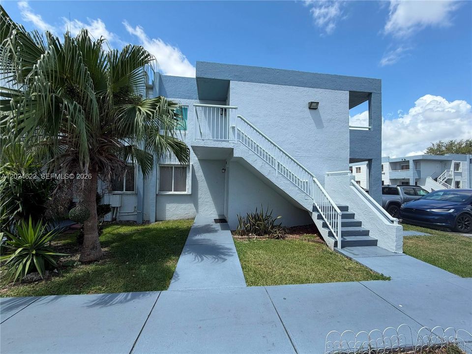 For Rent: $2,200 (2 beds, 2 baths, 820 Square Feet)