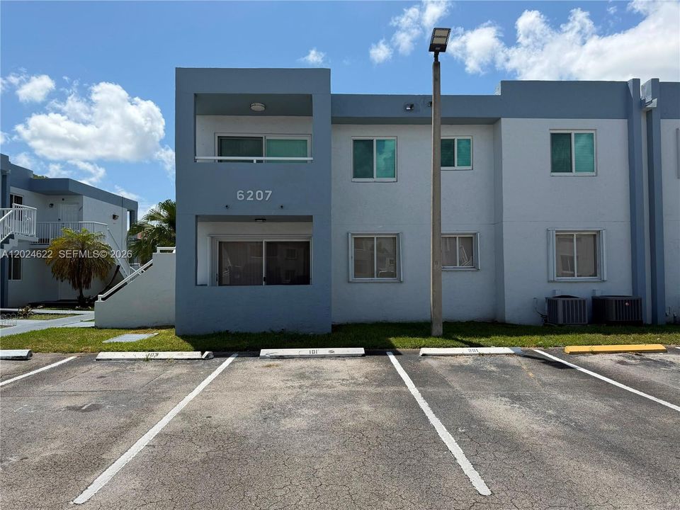 For Rent: $2,200 (2 beds, 2 baths, 820 Square Feet)