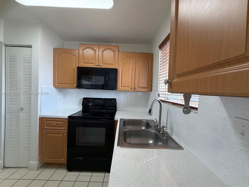 For Rent: $2,200 (2 beds, 2 baths, 820 Square Feet)