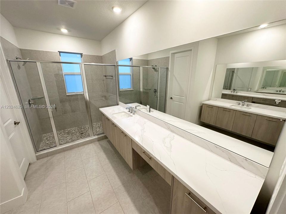 En Renta: $9,300 (5 camas, 4 baños, 4080 Pies cuadrados)