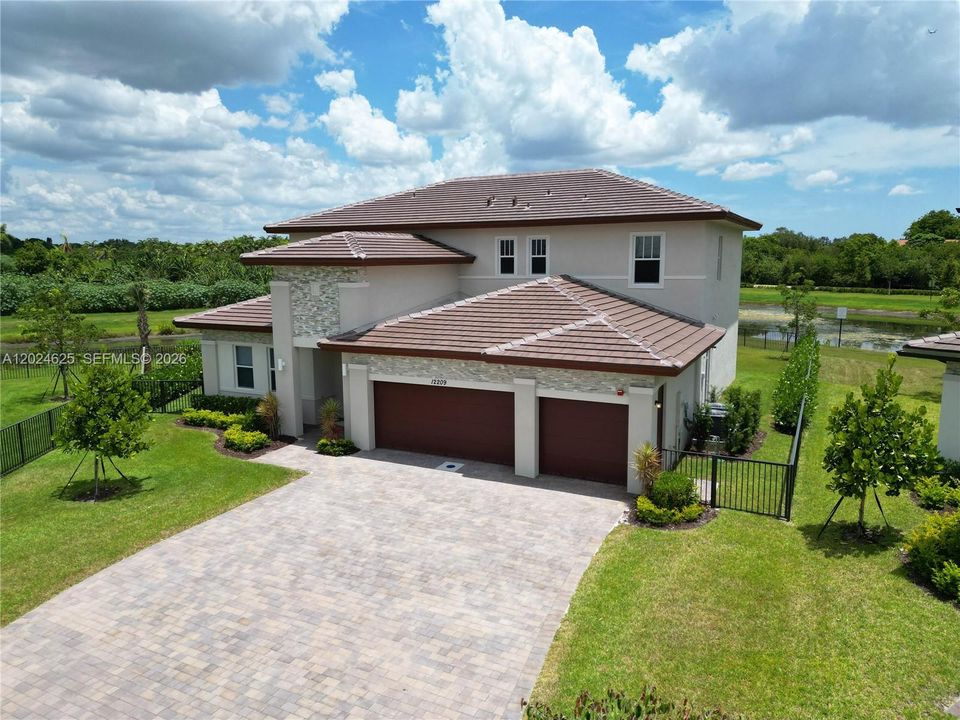 En Renta: $9,300 (5 camas, 4 baños, 4080 Pies cuadrados)