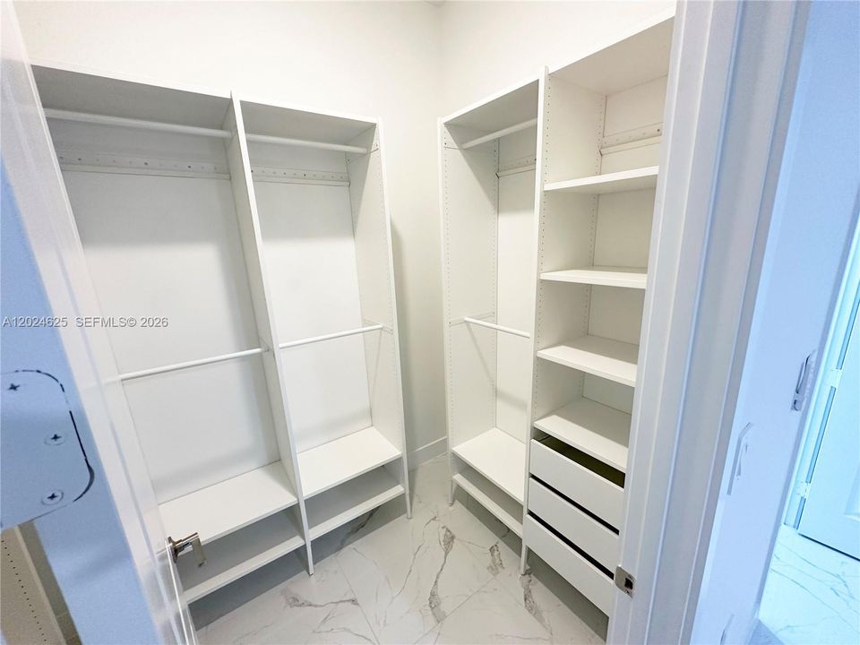 En Renta: $9,300 (5 camas, 4 baños, 4080 Pies cuadrados)