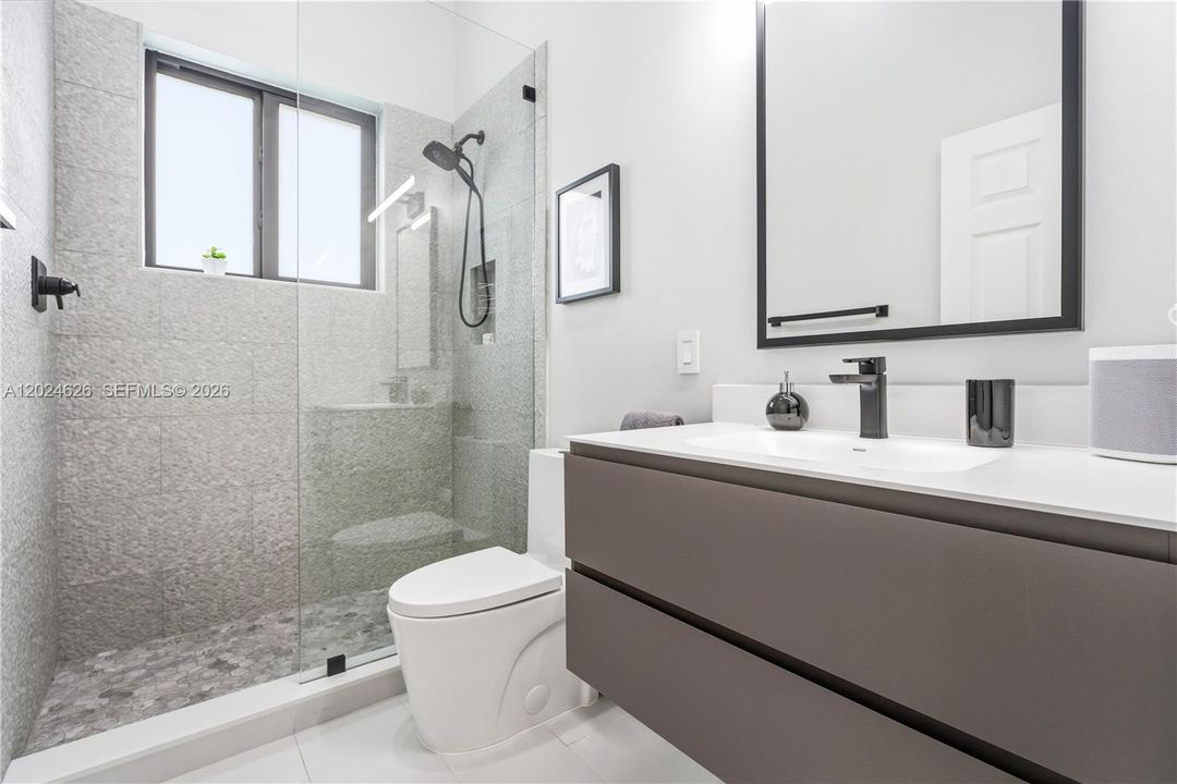 Bathroom #2 (Beds 2 & 3)