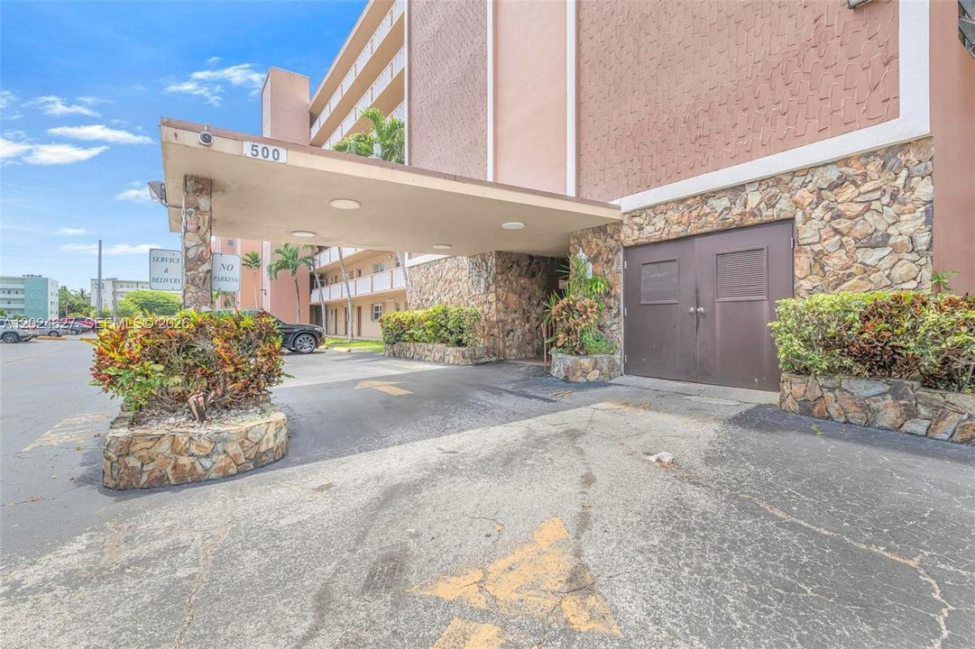 For Sale: $230,000 (2 beds, 2 baths, 1092 Square Feet)
