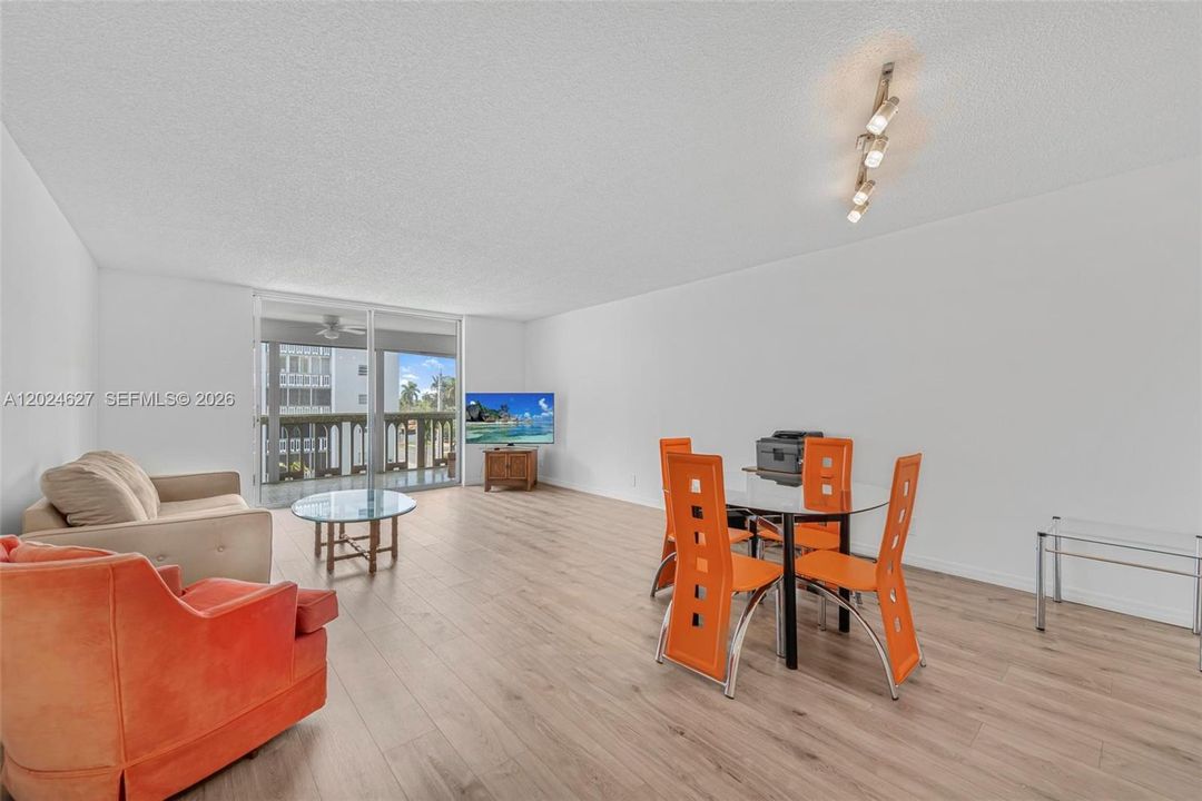 For Sale: $230,000 (2 beds, 2 baths, 1092 Square Feet)