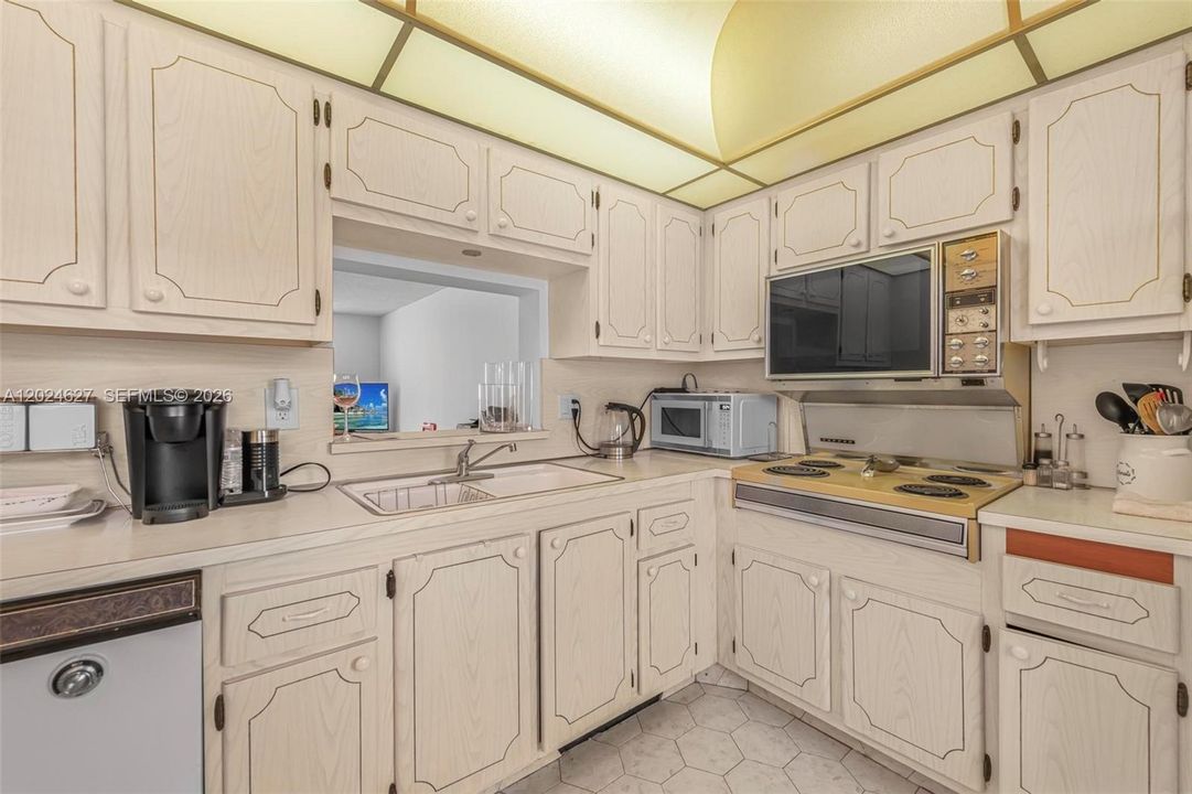 For Sale: $230,000 (2 beds, 2 baths, 1092 Square Feet)