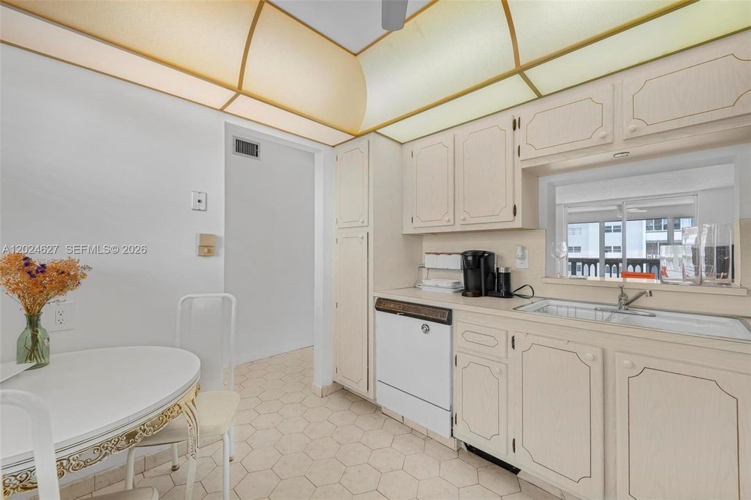 For Sale: $230,000 (2 beds, 2 baths, 1092 Square Feet)