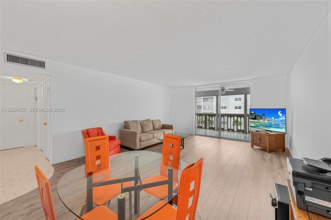 For Sale: $230,000 (2 beds, 2 baths, 1092 Square Feet)