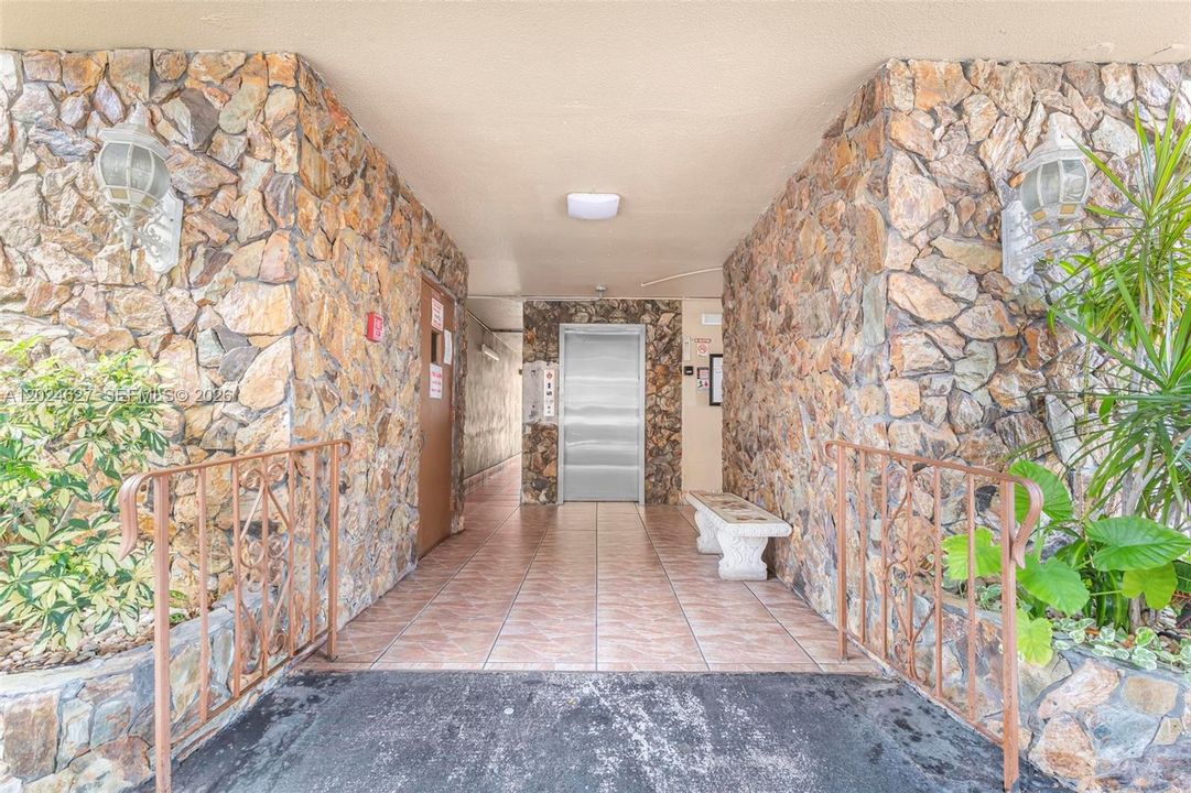 For Sale: $230,000 (2 beds, 2 baths, 1092 Square Feet)