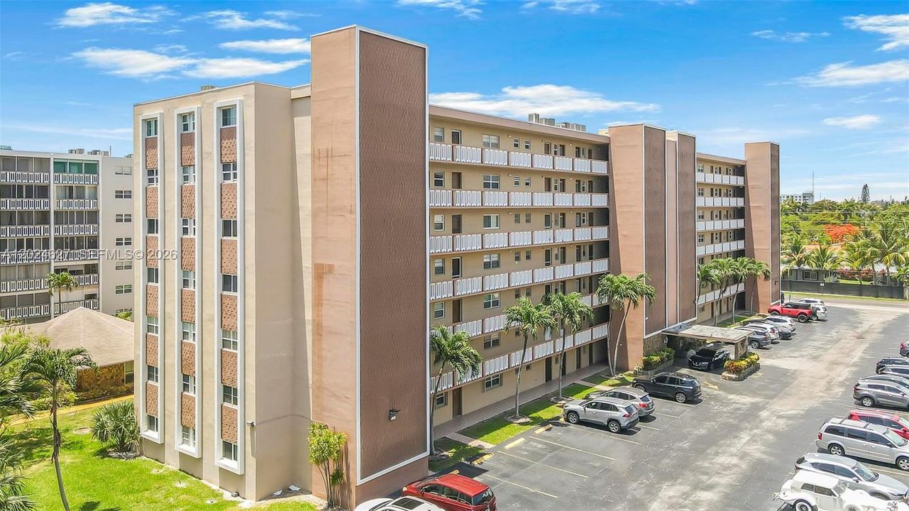 For Sale: $230,000 (2 beds, 2 baths, 1092 Square Feet)