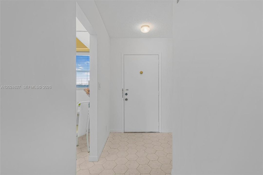 For Sale: $230,000 (2 beds, 2 baths, 1092 Square Feet)