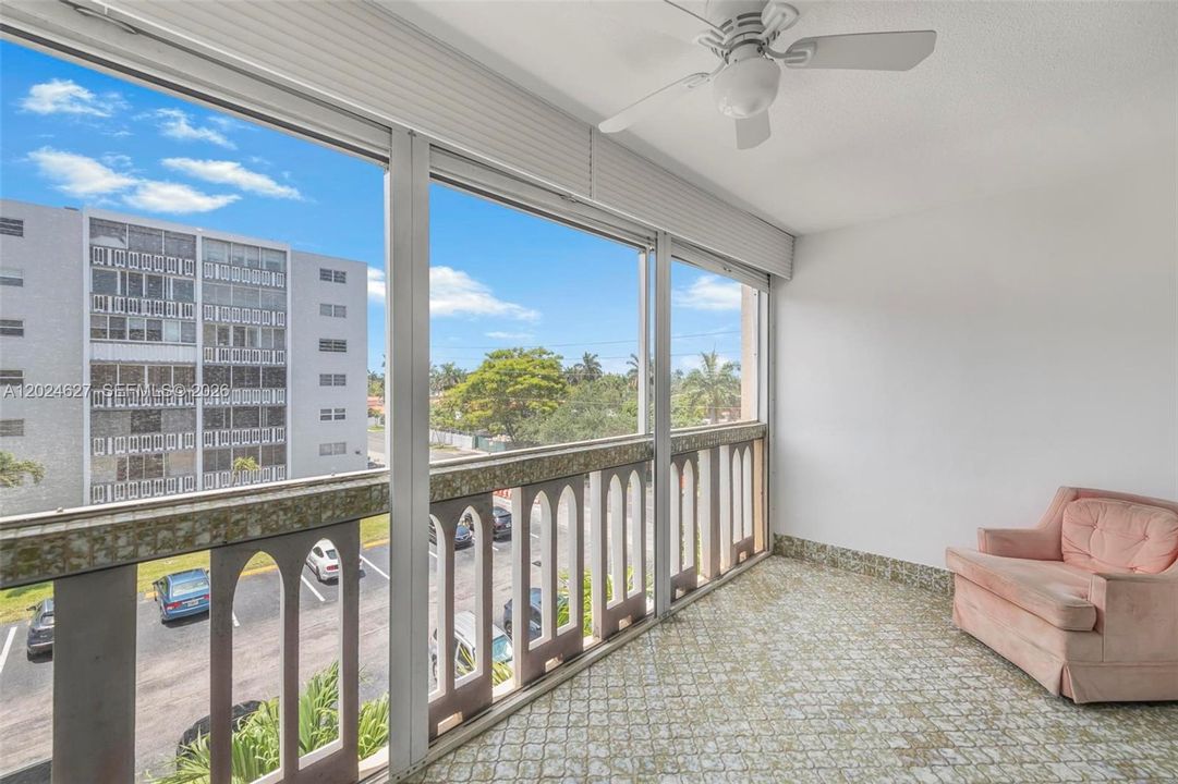 For Sale: $230,000 (2 beds, 2 baths, 1092 Square Feet)