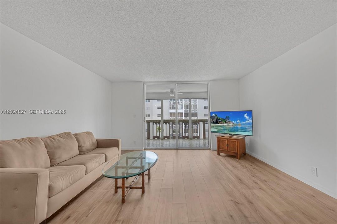 For Sale: $230,000 (2 beds, 2 baths, 1092 Square Feet)