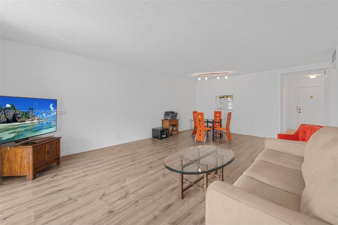 For Sale: $230,000 (2 beds, 2 baths, 1092 Square Feet)