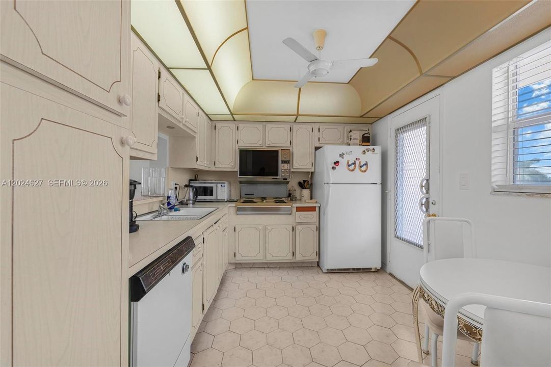 For Sale: $230,000 (2 beds, 2 baths, 1092 Square Feet)