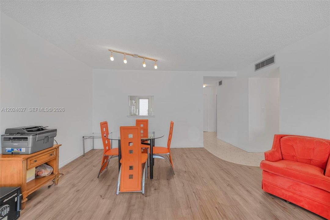 For Sale: $230,000 (2 beds, 2 baths, 1092 Square Feet)