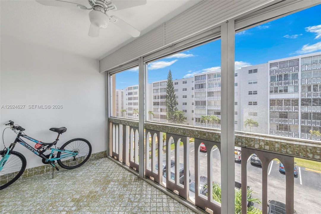 For Sale: $230,000 (2 beds, 2 baths, 1092 Square Feet)