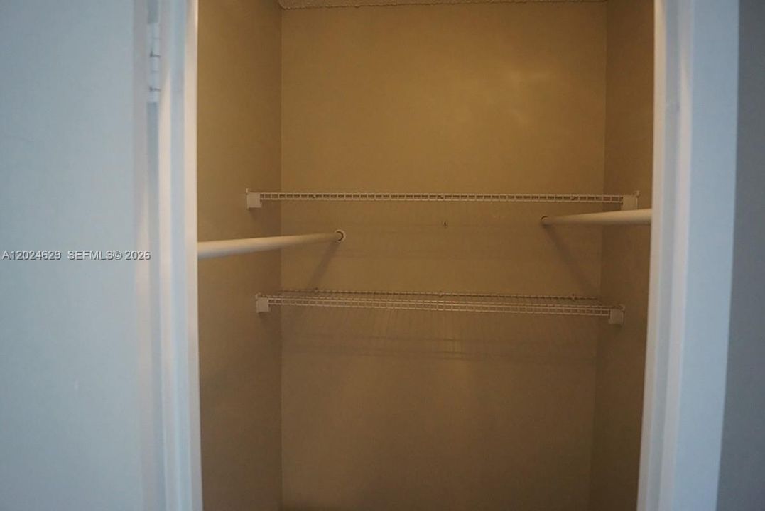 For Sale: $229,000 (2 beds, 1 baths, 924 Square Feet)