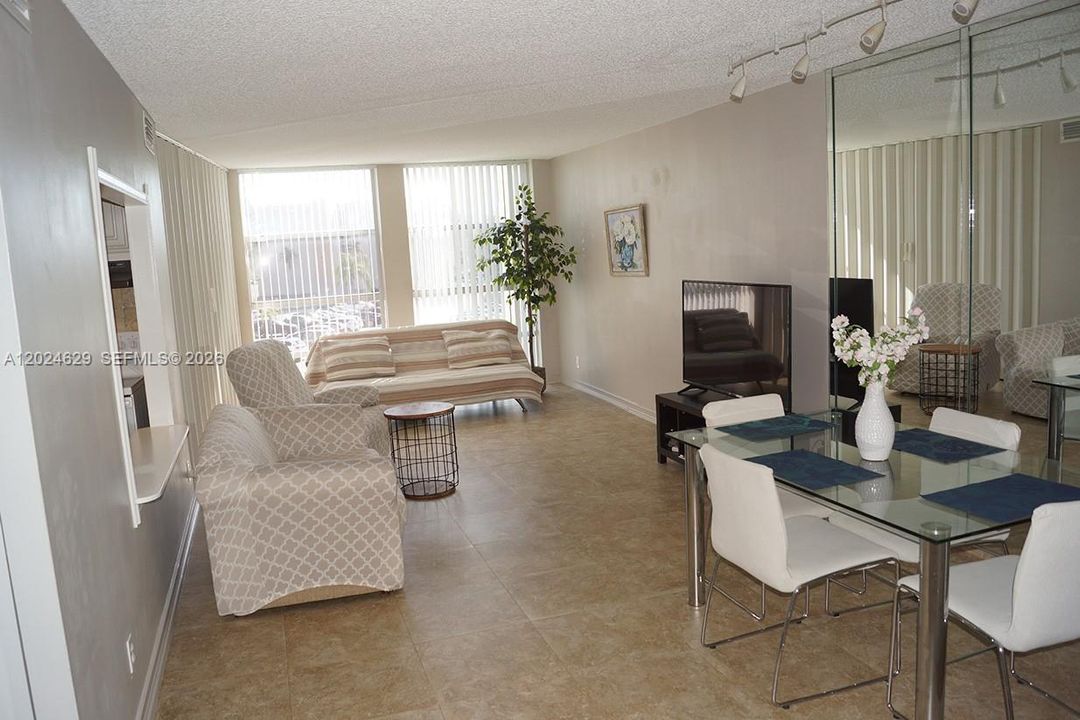 For Sale: $229,000 (2 beds, 1 baths, 924 Square Feet)