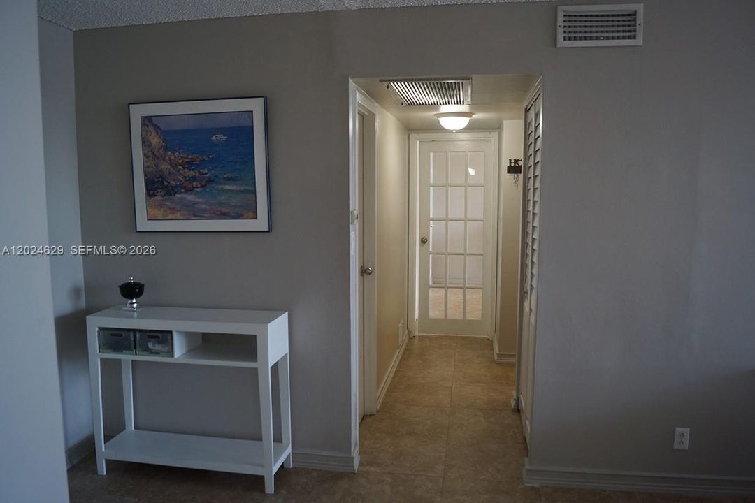 For Sale: $229,000 (2 beds, 1 baths, 924 Square Feet)