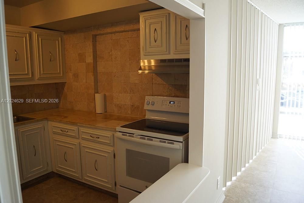 For Sale: $229,000 (2 beds, 1 baths, 924 Square Feet)