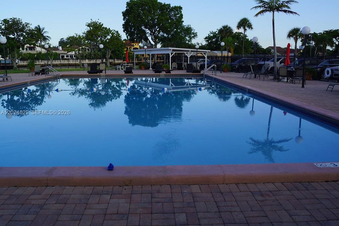 For Sale: $229,000 (2 beds, 1 baths, 924 Square Feet)