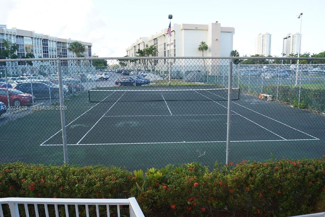For Sale: $229,000 (2 beds, 1 baths, 924 Square Feet)