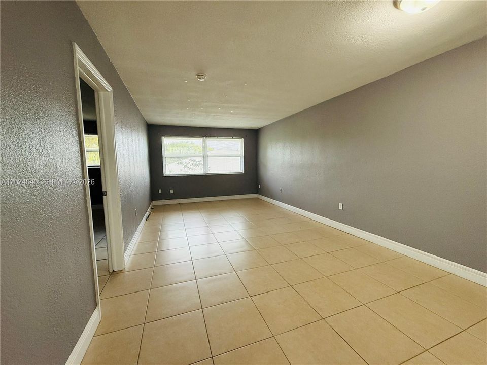 For Rent: $1,850 (1 beds, 1 baths, 752 Square Feet)