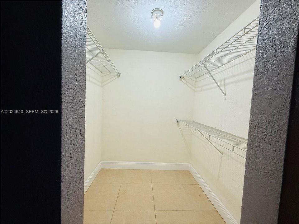 For Rent: $1,850 (1 beds, 1 baths, 752 Square Feet)