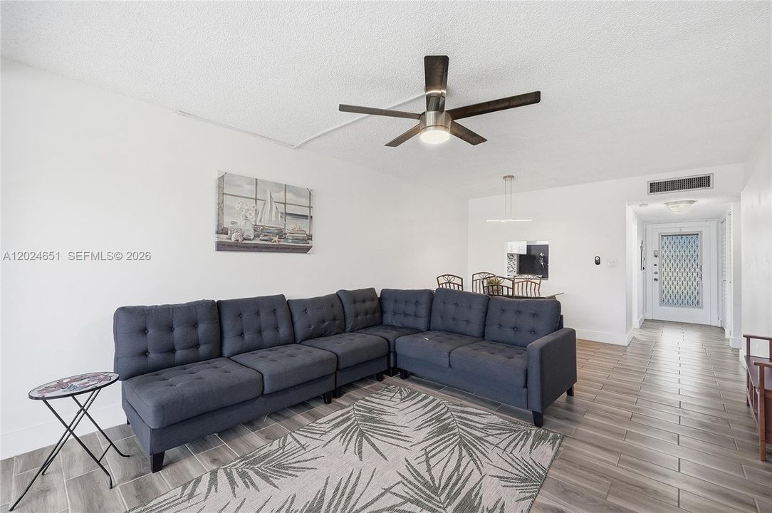 For Rent: $1,700 (2 beds, 2 baths, 880 Square Feet)