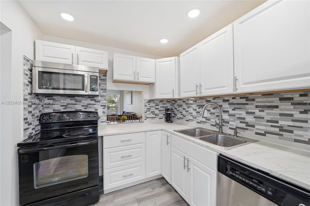 For Rent: $1,700 (2 beds, 2 baths, 880 Square Feet)