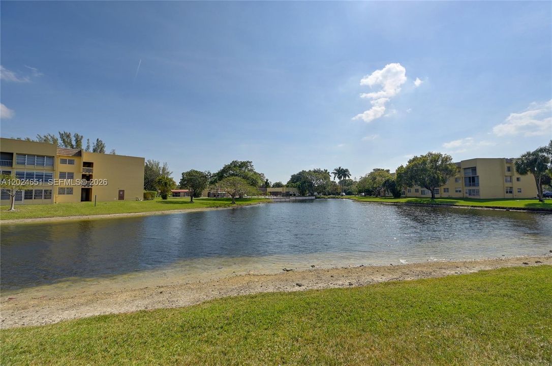 For Rent: $1,700 (2 beds, 2 baths, 880 Square Feet)