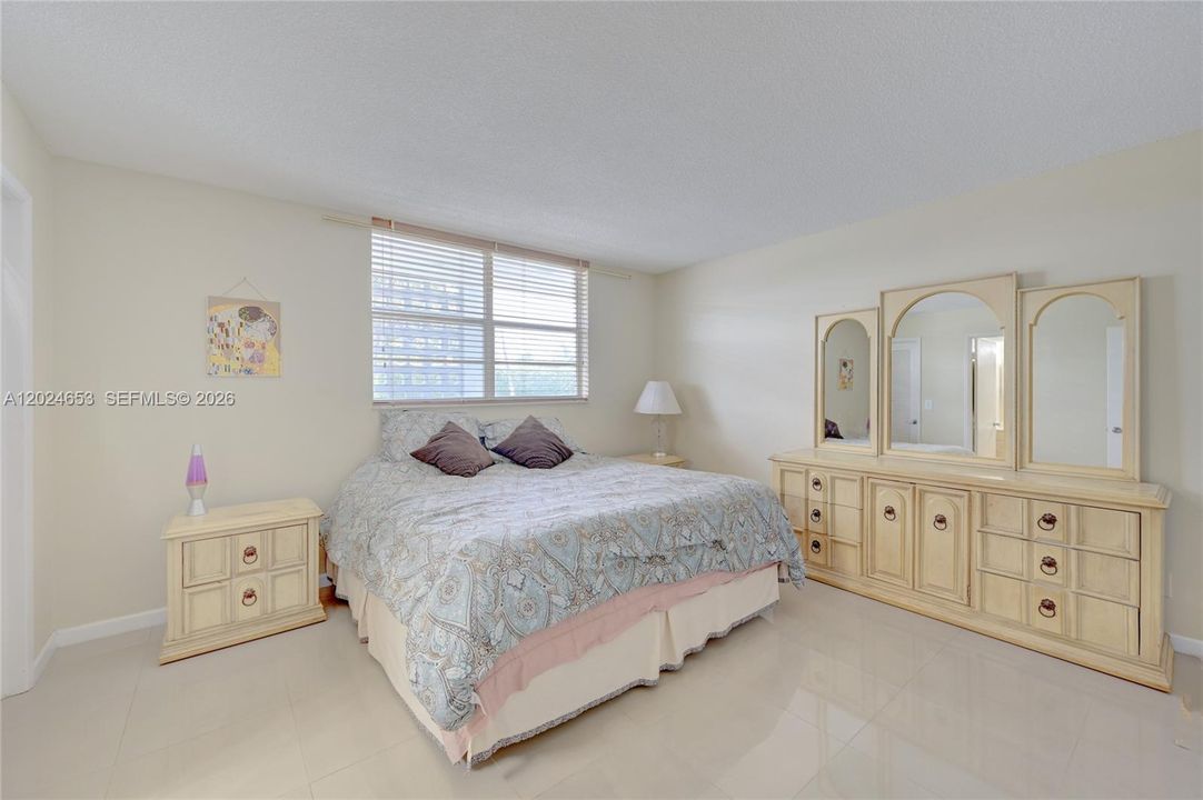 For Rent: $1,650 (1 beds, 1 baths, 700 Square Feet)