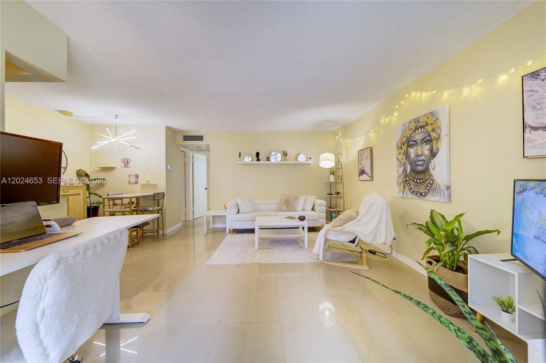 For Rent: $1,650 (1 beds, 1 baths, 700 Square Feet)