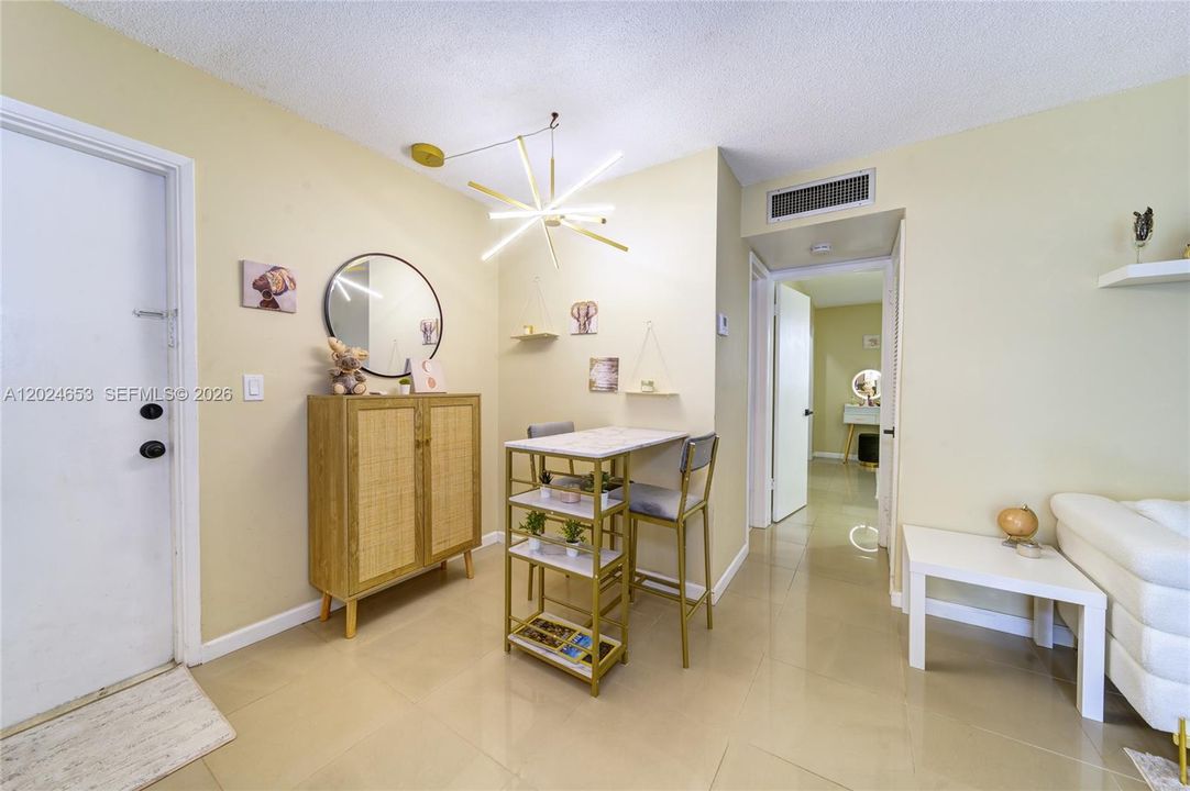 For Rent: $1,650 (1 beds, 1 baths, 700 Square Feet)
