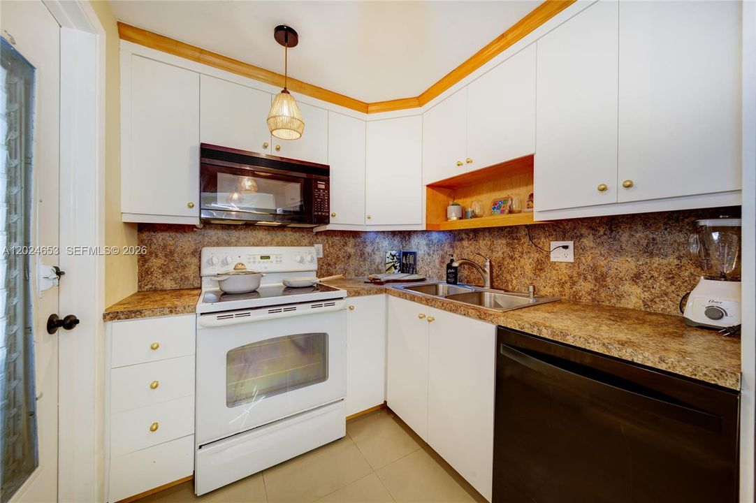 For Rent: $1,650 (1 beds, 1 baths, 700 Square Feet)