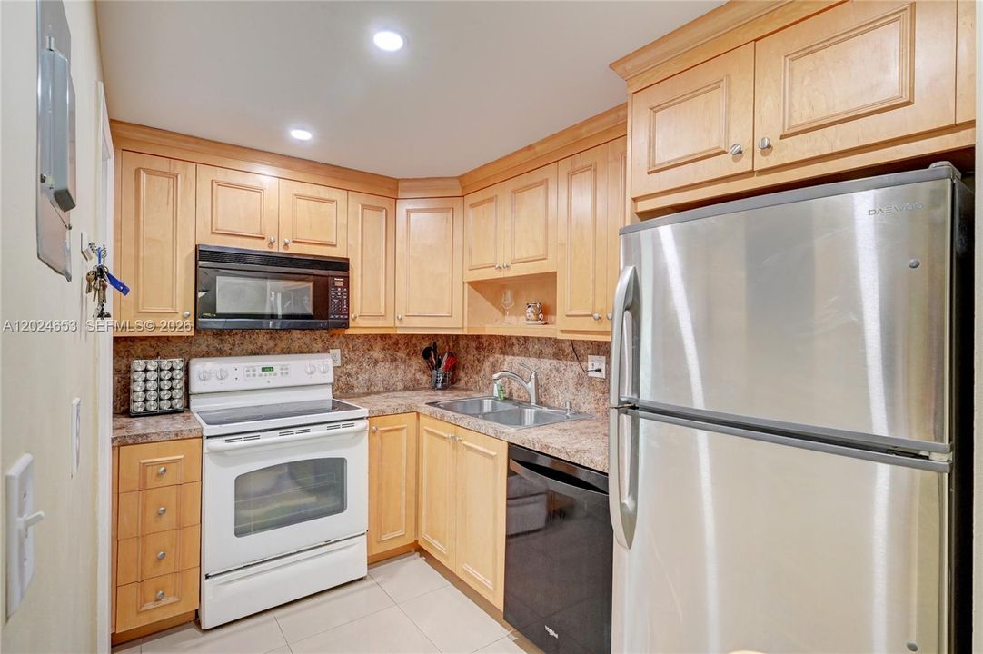 For Rent: $1,650 (1 beds, 1 baths, 700 Square Feet)