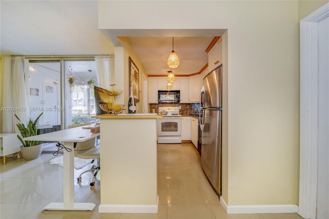 For Rent: $1,650 (1 beds, 1 baths, 700 Square Feet)